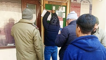 कुपवाड़ा के त्रेगाम में आरोपी के घर पर उद्घोषणा लगाते कर्मी।
