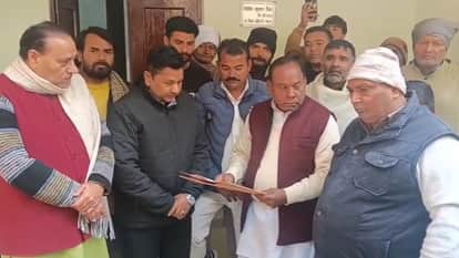 कश्यप समाज के साथ सपा नेताओं ने सौंपा ज्ञापन