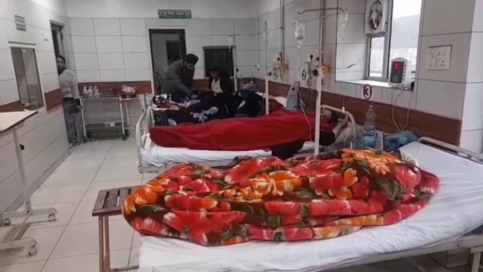 लंगर खाने से लोग बीमार, अस्पताल में भर्ती।