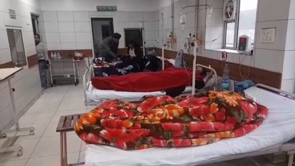 लंगर खाने से लोग बीमार, अस्पताल में भर्ती।