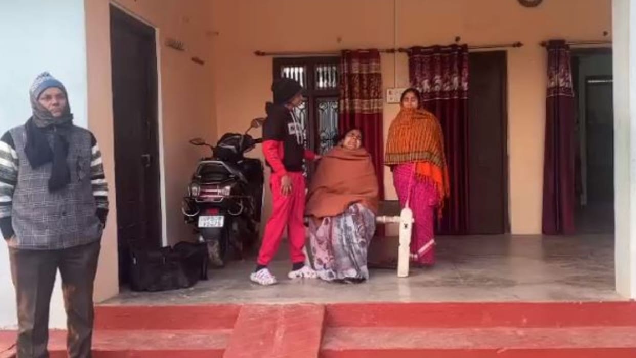 thieves stole jewelry worth 70 lakh rupees family members uncontrollably forensic team arrived at scene