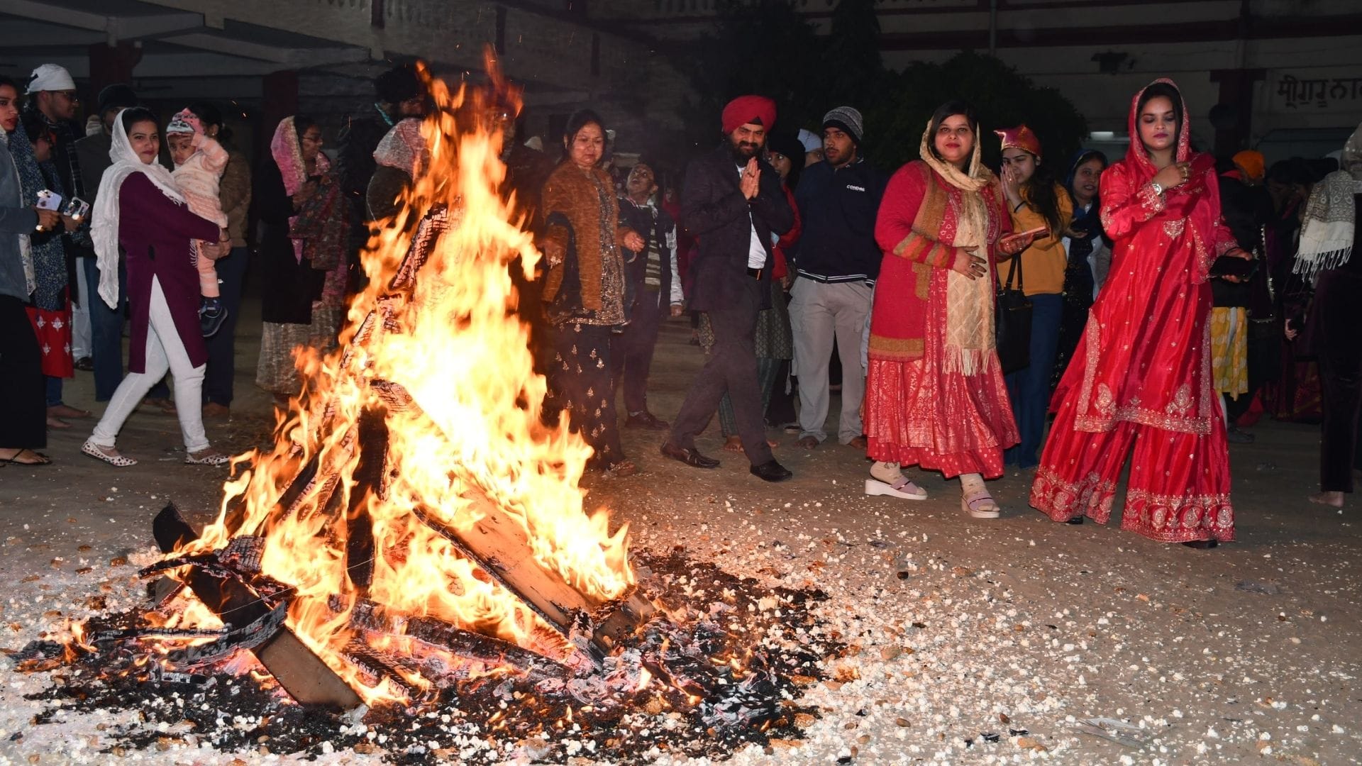 Lohri 2026 people of Kashi danced for celebrating Lohri with joy and enthusiasm in varanasi
