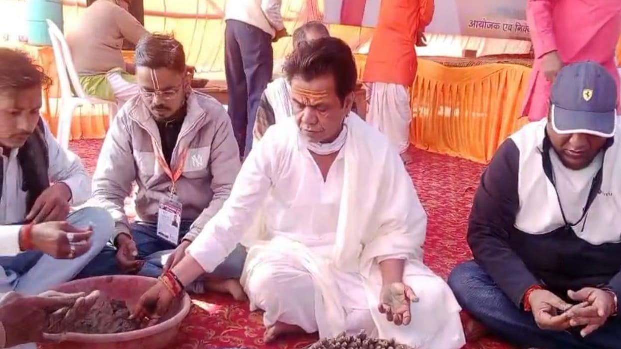 Magh Mela: Film actor Rajpal Yadav reached Magh Mela, took a dip in Sangam