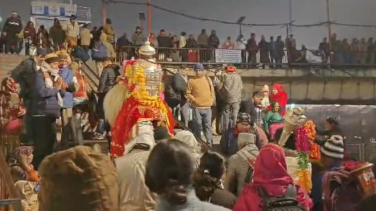 Makar Sankranti Snan Magh devotees took a dip in Haridwar amidst dense fog cold Dev Dolis also took bath