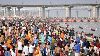 मकर संक्रांति के पहले षटतिला एकादशी पर संगम में स्नान करते श्रद्धालु।