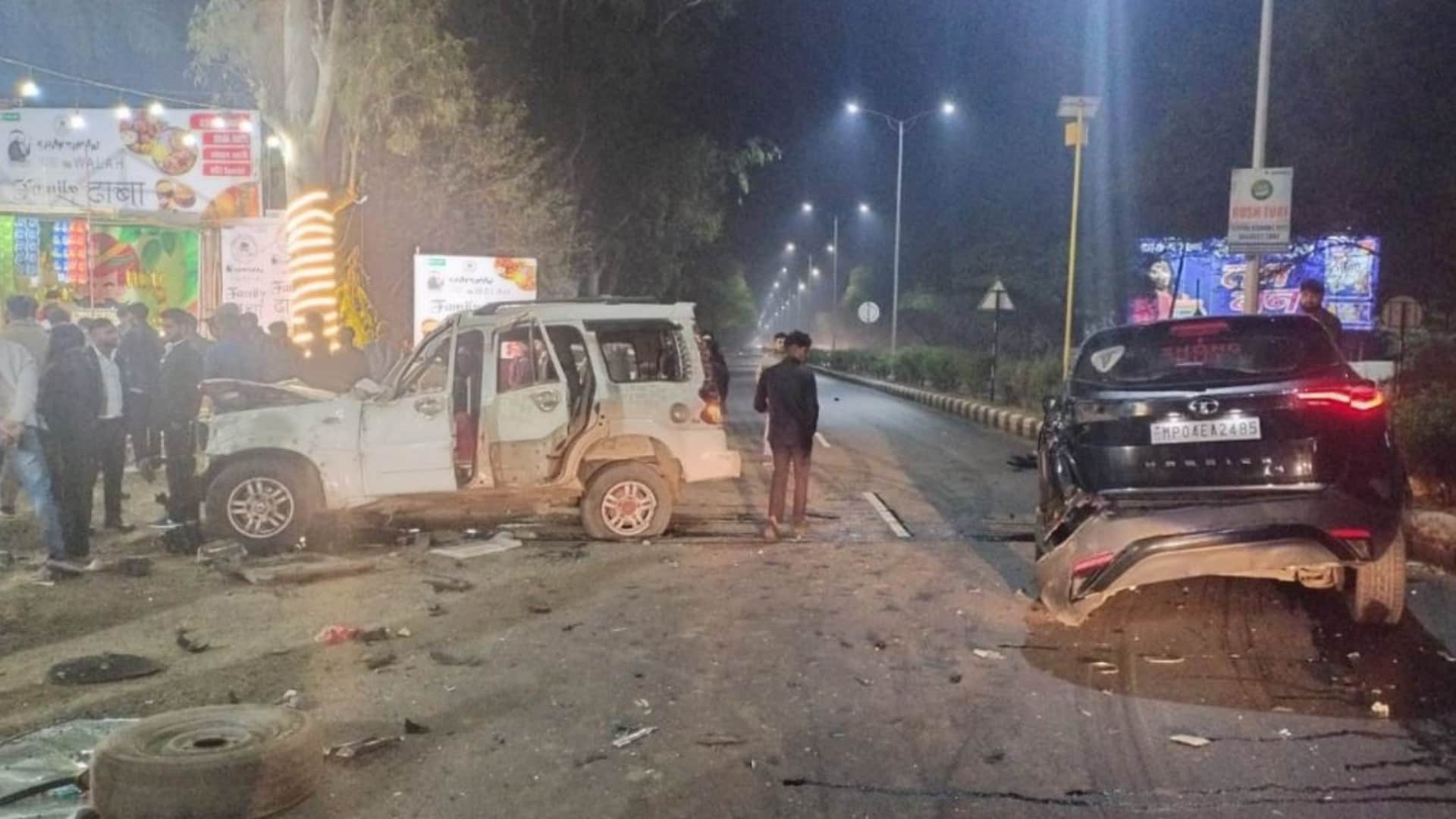 तेज रफ्तार एसयूवी ने स्कार्पियो को मारी टक्कर