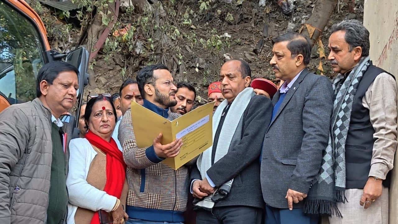 नेता प्रतिपक्ष जयराम ठाकुर ने किया अग्निकांड स्थल का दौरा।