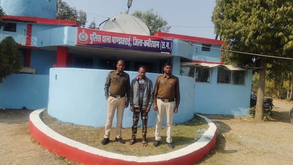 पुलिस की गिरफ्त में आरोपी