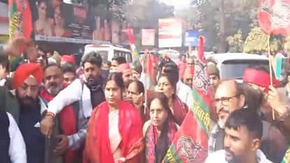 प्रदर्शन करते सपा कार्यकर्ता