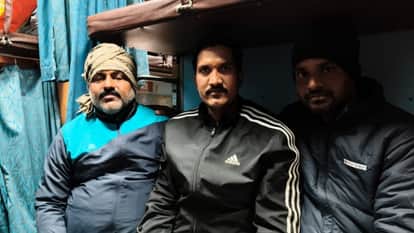 Tourists are being cheated; they are promised three rooms but given only two, and are taken on a tour of Kashm