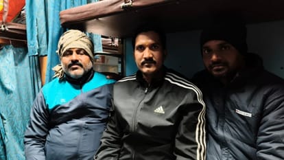 Tourists are being cheated; they are promised three rooms but given only two, and are taken on a tour of Kashm