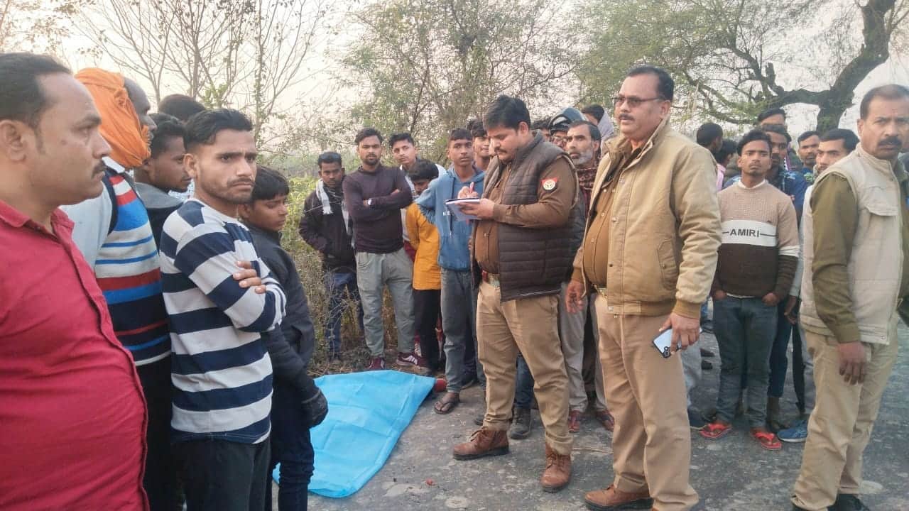 घटनास्थल पर जांच करती पुलिस टीम