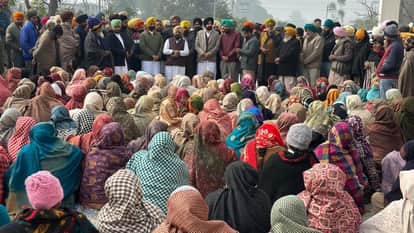 AAP along with MGNREGA workers in Dirba protest