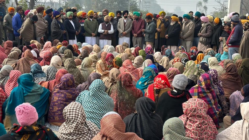 AAP along with MGNREGA workers in Dirba protest