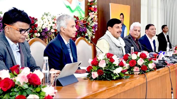 सीएम डॉ. मोहन यादव, सीएस अनुराग जैन के साथ अन्य अधिकारी