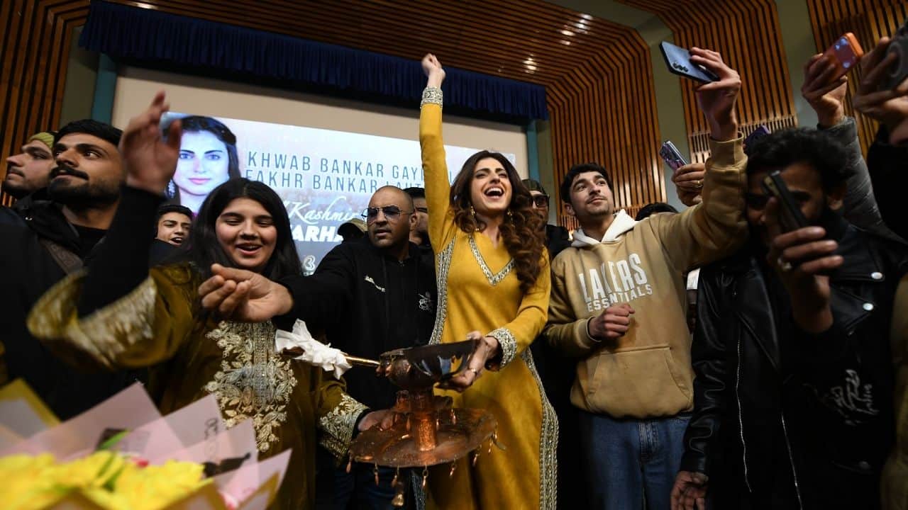 श्रीनगर के एसकेआईसीसी में कार्यक्रम के दाैरान फैंस के साथ खुशी मनातीं फरहाना भट्ट।