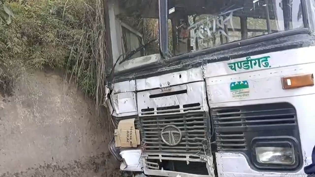 दुर्घटनाग्रस्त बस।