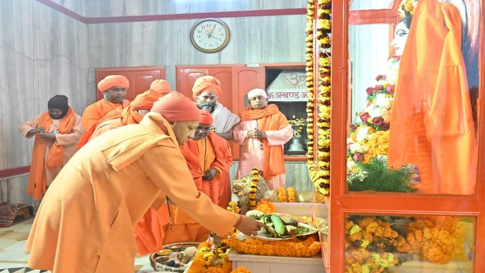 CM Yogi Adityanath offered khichdi of faith to Guru Gorakhnath.