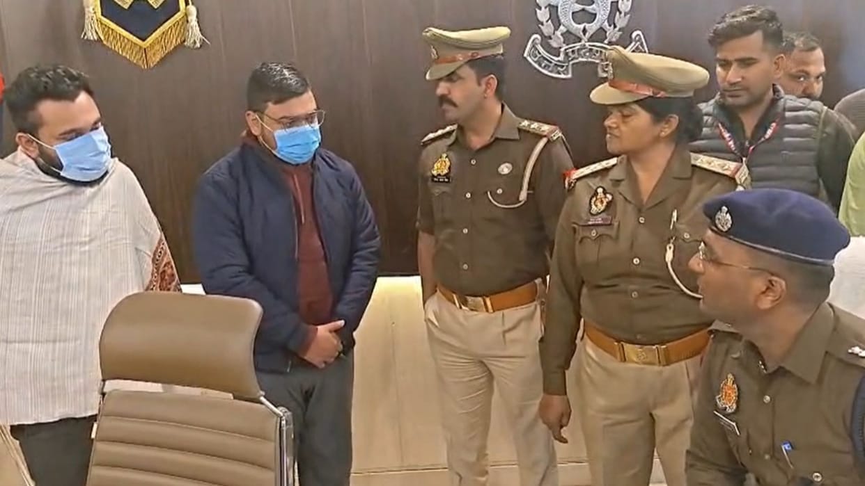 International cyber fraud gang busted in azamgarh two notorious criminals arrested from Lucknow