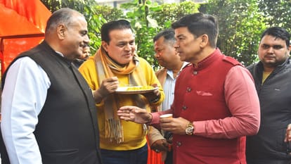 community meal of khichdi organized to celebrate Amar Ujala Bareilly foundation day