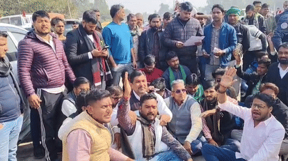 Barabanki: Protest against assault on lawyer at toll plaza, toll gate opened, three employees sent to jail