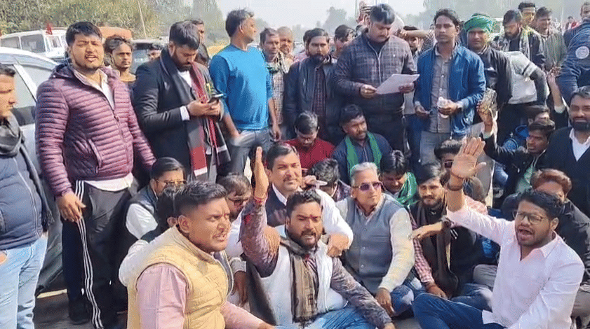 टोल प्लाजा पर अधिवक्ताओं ने किया प्रदर्शन।