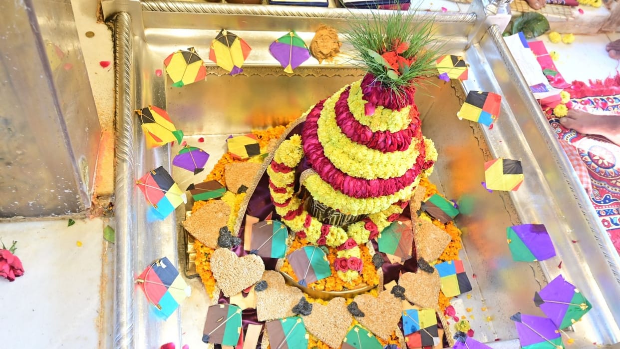 Makar Sankranti 2026 Baba Vishwanath offered peanuts and sesame brittle as prasad in varanasi