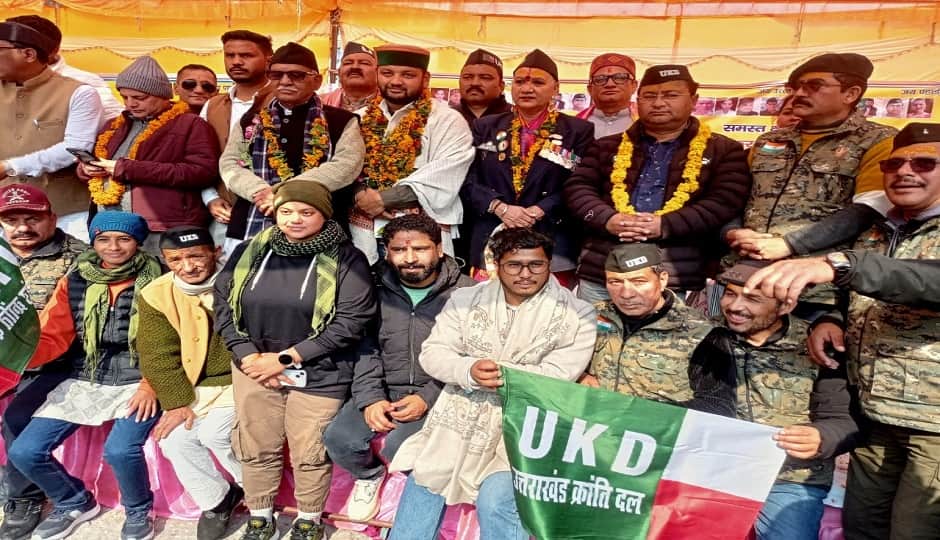 बागेश्वर के सरयू बगड़ में यूकेडी के पांडाल में मंच पर मौजूद कार्यकर्ता।