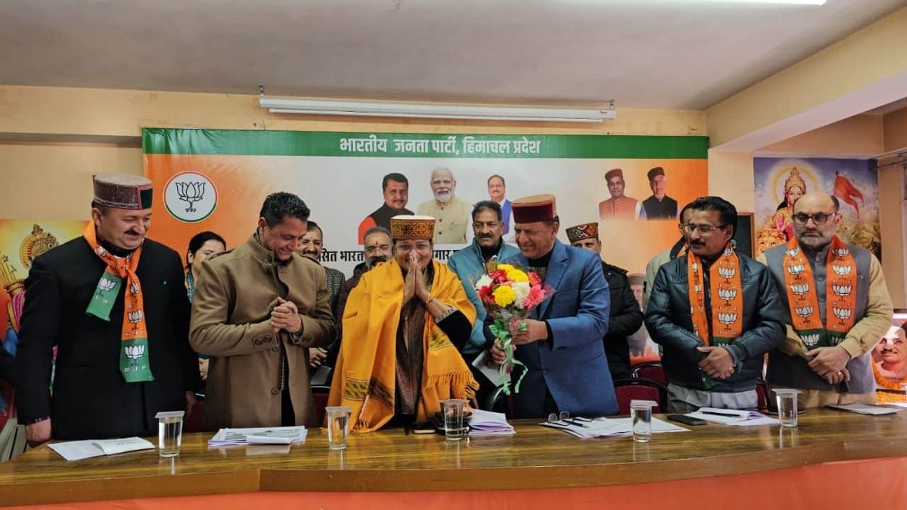 भाजपा प्रदेश कार्यालय में भाजपा की राष्ट्रीय उपाध्यक्ष रेखा वर्मा।