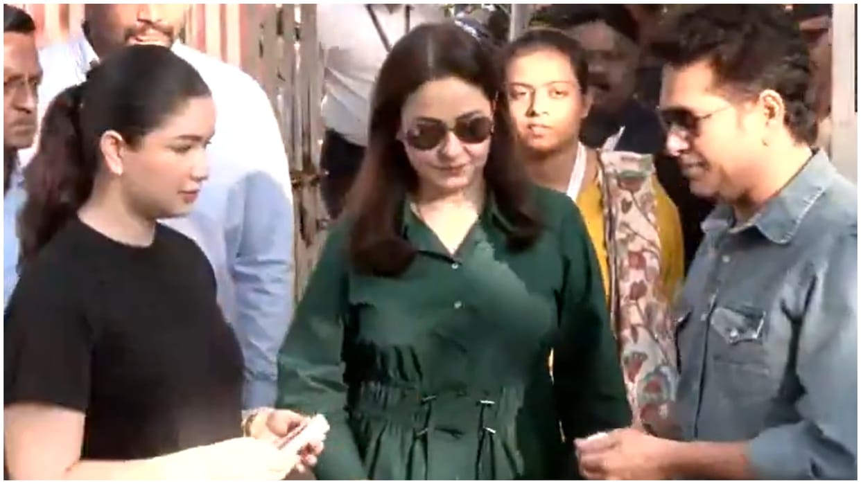 Sachin Tendulkar and other sports cricket stars Casts Vote in BMC Election, Urges Citizens to Participate