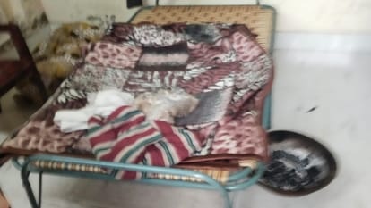 चारपाई के नीचे रखी मिली परात