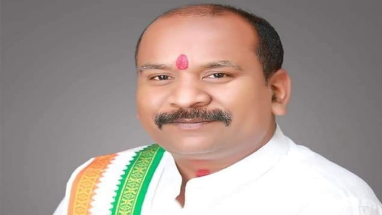 मनेंद्रगढ़ में बर्खास्तगी पर रार: कमरो ने कलेक्टर की कार्रवाई को बताया कठोर, शासन से लगाई ये फरियाद