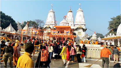 Devotees offered Khichdi to Guru Gorakhnath at the Gorakhnath Temple, a long queue has formed since morning.