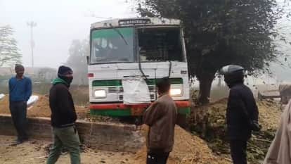 Bijnor: Private Bus Goes Out of Control Near Afzalgarh, Four Passengers Escape Unhurt