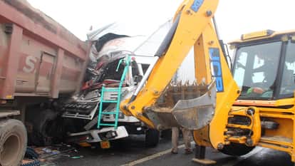 Two road accidents in Hathras due to fog