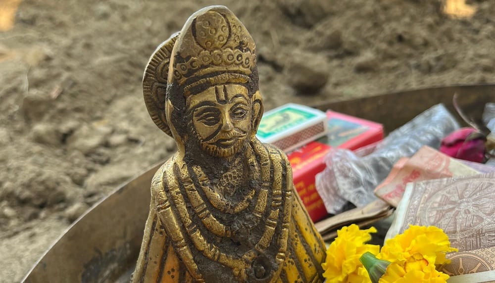 Unnao student dreamt of Baba Shyam and during excavation under a peepal tree an idol of Khatu Shyam was found