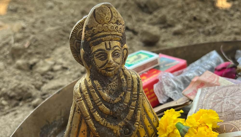 खोदाई में निकली मूर्ति