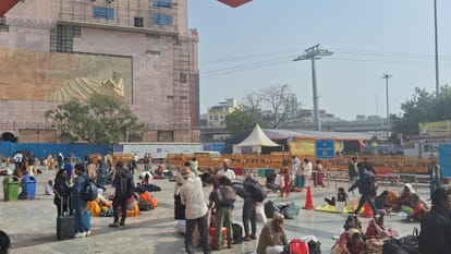 कैंट स्टेशन पर यात्रियों की भीड़