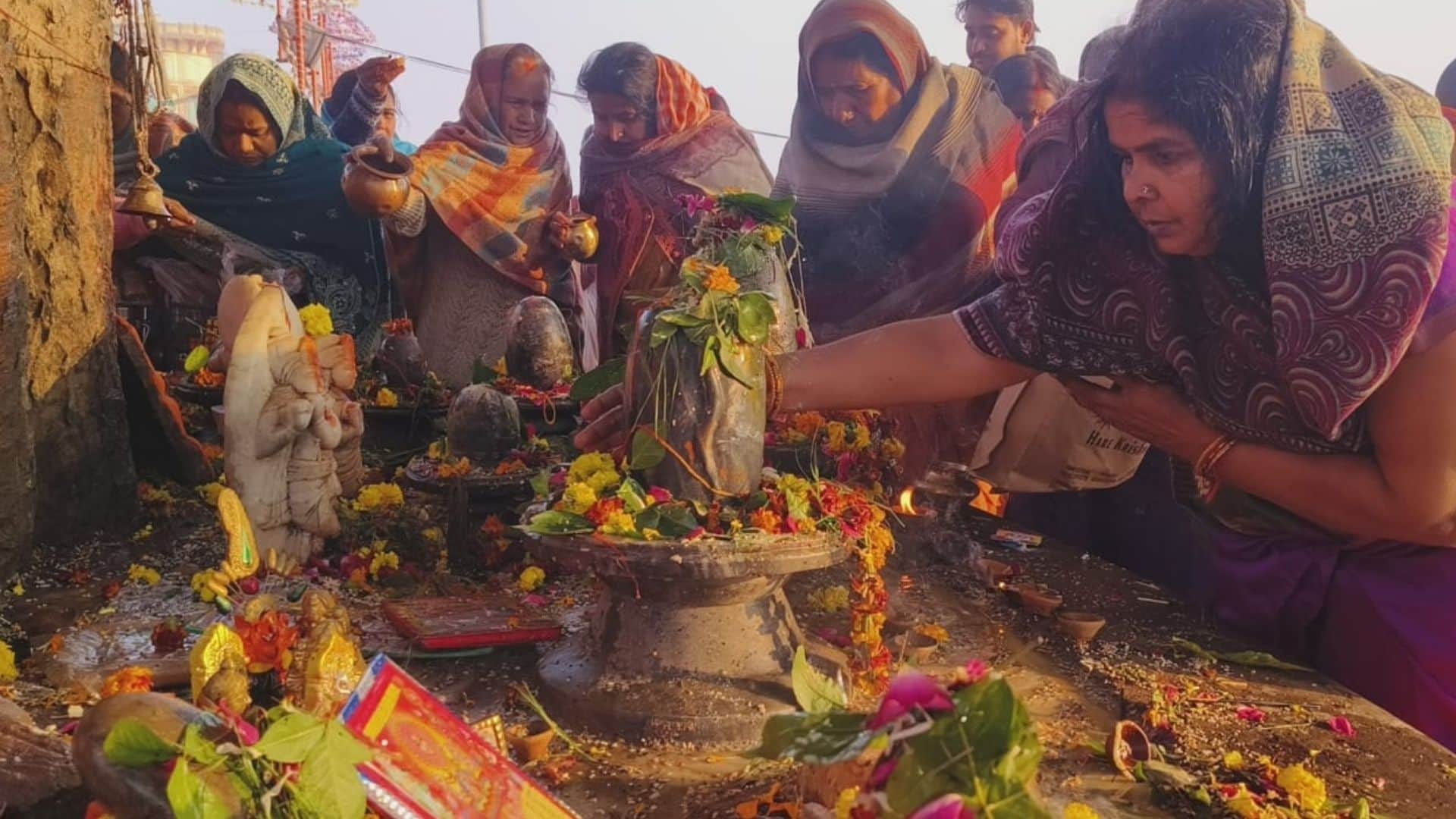 Makar Sankranti 2026 devotees took dip in Ganga River and darshan of Kashi Vishwanath temple varanasi