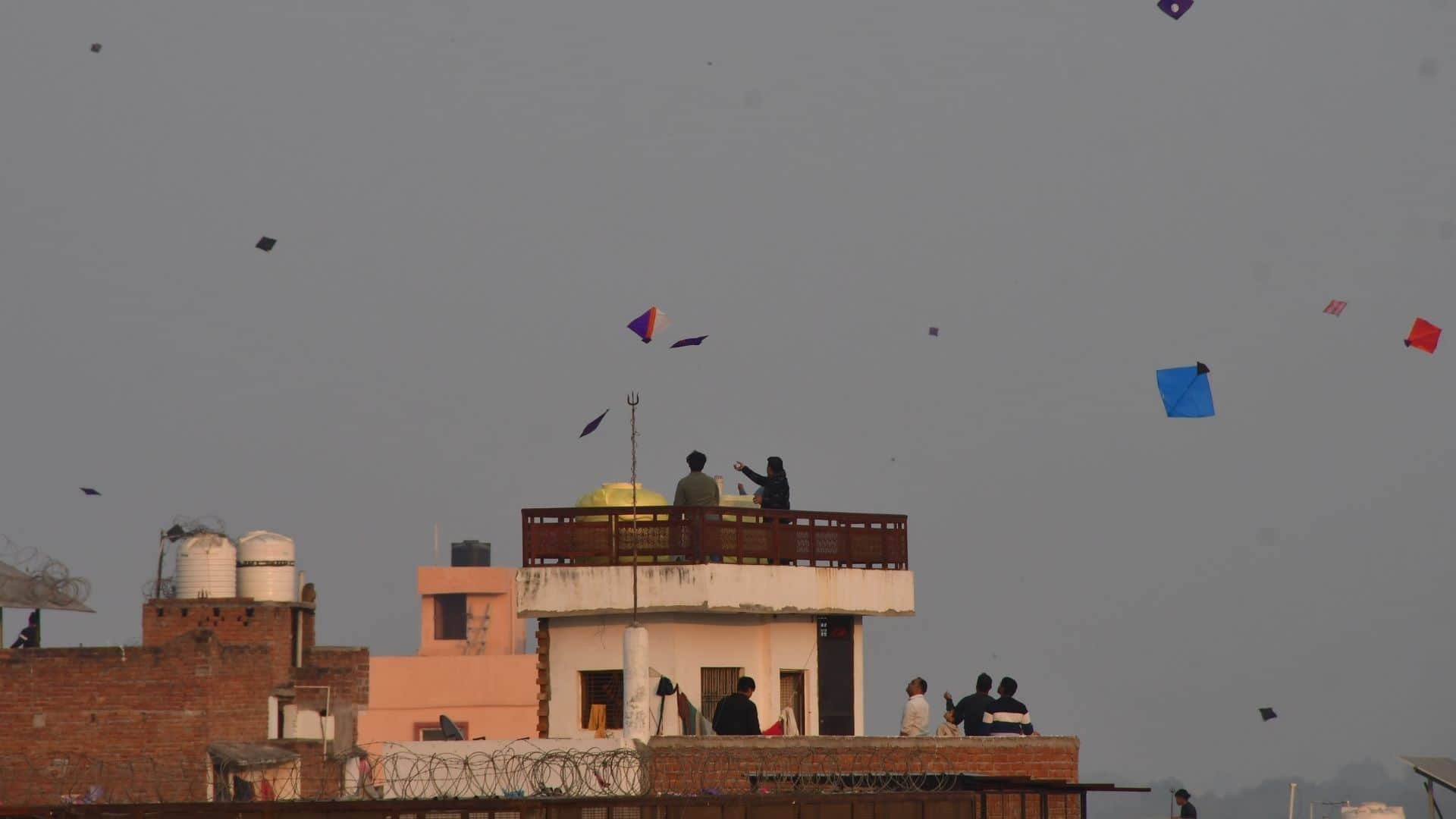 Makar Sankranti 2026 devotees took dip in Ganga River and darshan of Kashi Vishwanath temple varanasi