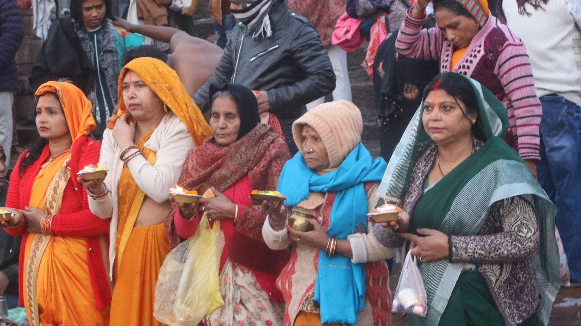 Makar Sankranti 2025 people flew kites enthusiastically from Ganga ghats to homes in Varanasi