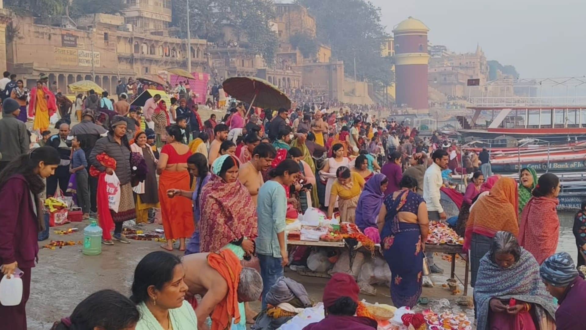 Makar Sankranti 2026 devotees took dip in Ganga River and darshan of Kashi Vishwanath temple varanasi