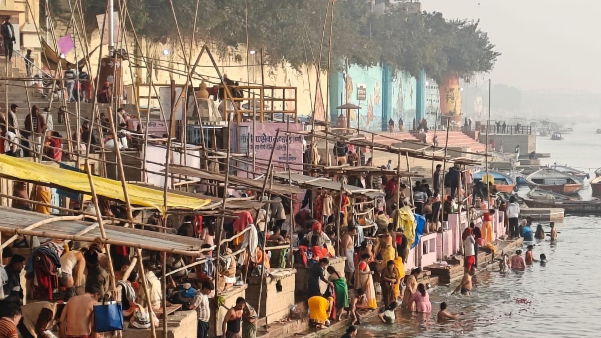 Makar Sankranti 2026 devotees took dip in Ganga River and darshan of Kashi Vishwanath temple varanasi