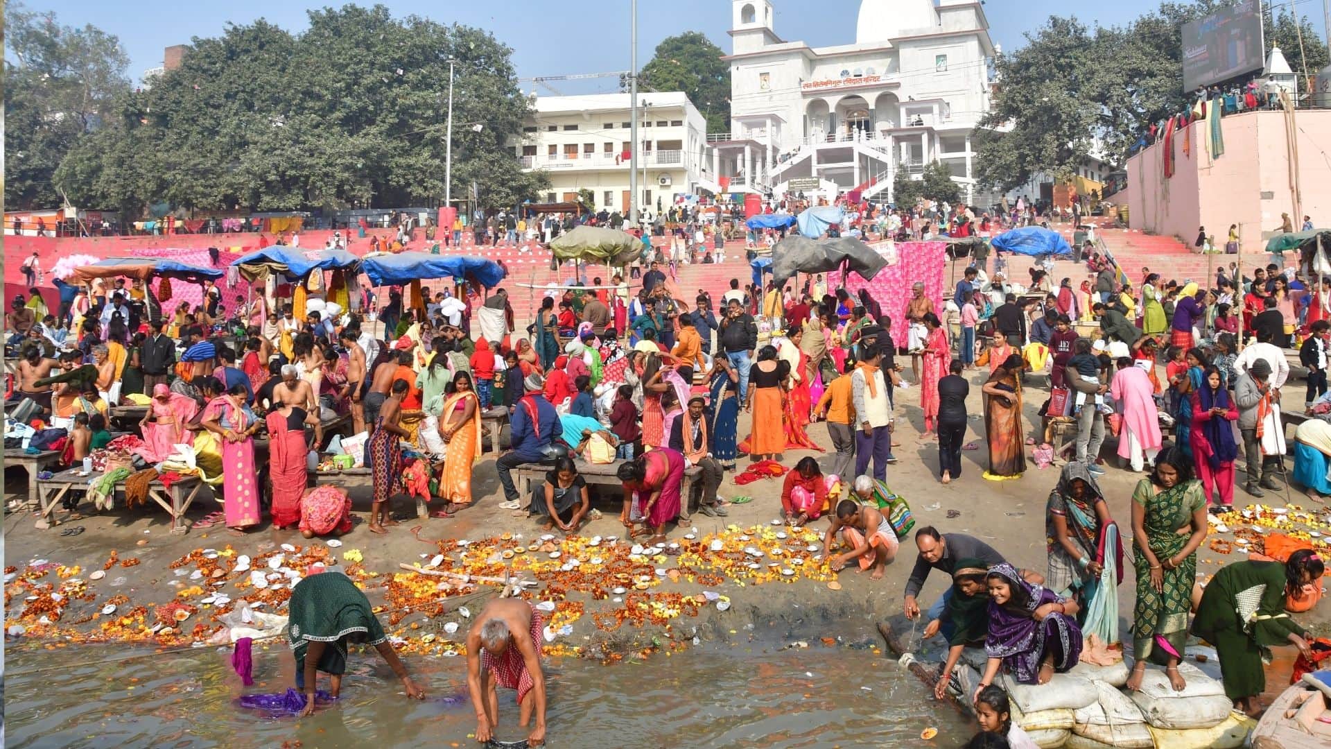 Makar Sankranti 2026 devotees took dip in Ganga River and darshan of Kashi Vishwanath temple varanasi