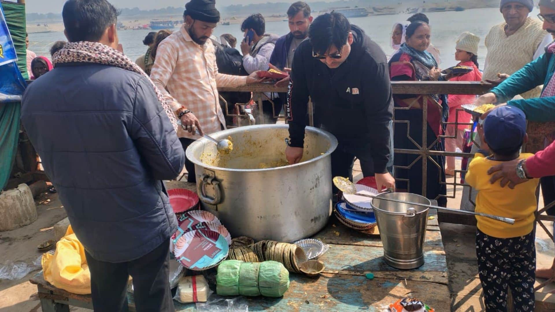 Makar Sankranti 2025 people flew kites enthusiastically from Ganga ghats to homes in Varanasi
