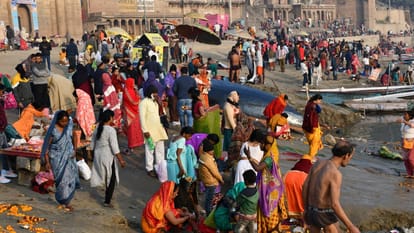 मकर संक्रांति के अवसर पर गंगा स्नान करते श्रद्धालु।