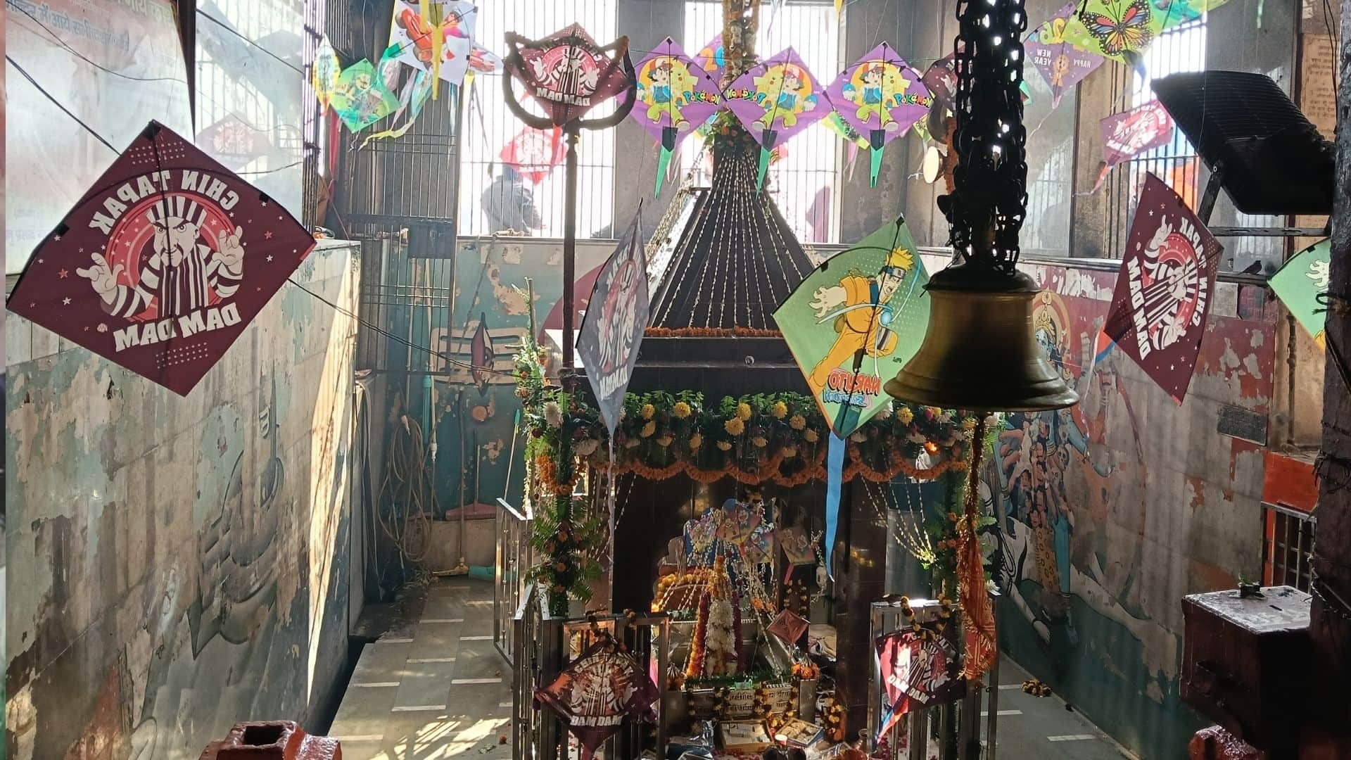 Makar Sankranti 2025 people flew kites enthusiastically from Ganga ghats to homes in Varanasi