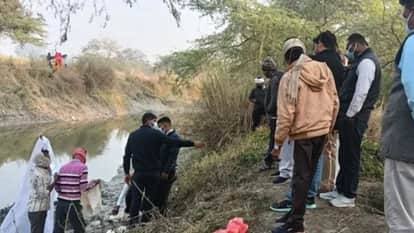 Azamgarh news of child dead body excavated after month on DM Order