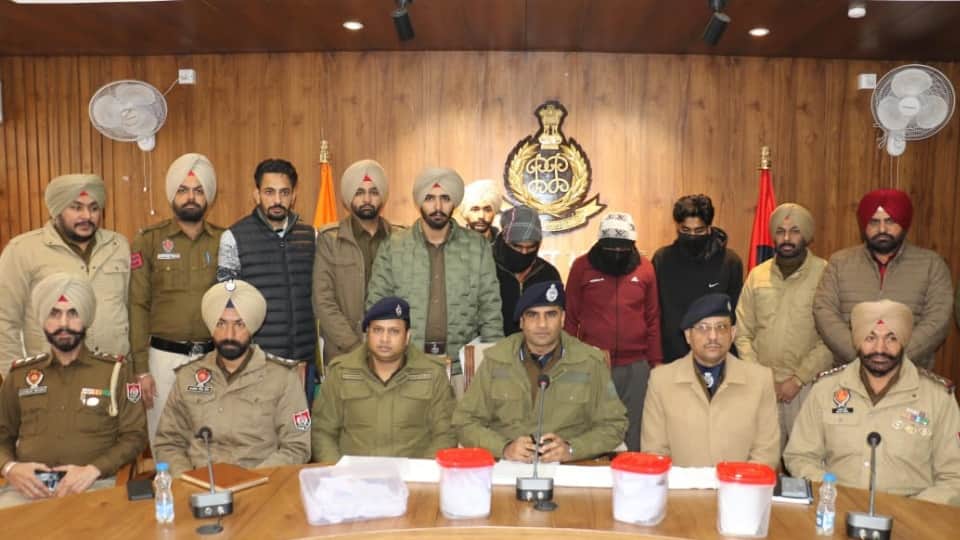 पुलिस हिरासत में तीनों आरोपी।