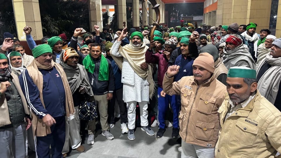 Meerut: Thousands of BKU workers captured the coaches of Sangam Express, common passengers remained troubled.